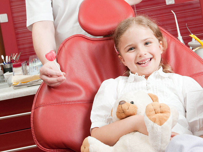 Bambina dal dentista