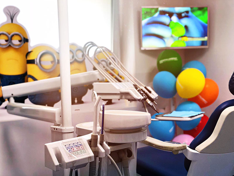 Studio dentistico per bambini con giochi e palloncini