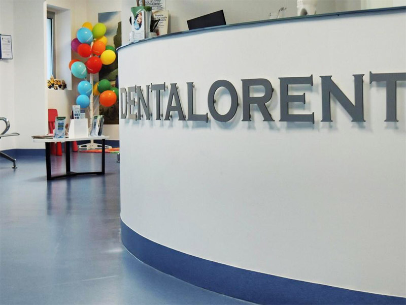 Ingresso dello studio dentistico di Dentalorent e area bimbi